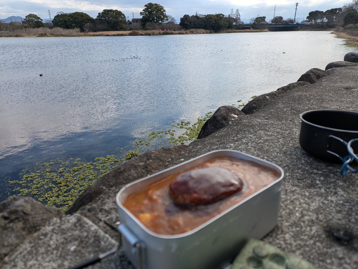 ryuunochychy's tweet photo. リュウちゃん
コメは布団で熟睡中

いつもの公園で今日も料理が思いつかなかったので
ハンバーグカレー
どちらもレトルト
お腹いっぱいになれば何でもいいか https://t.co/wTIg2gYijS