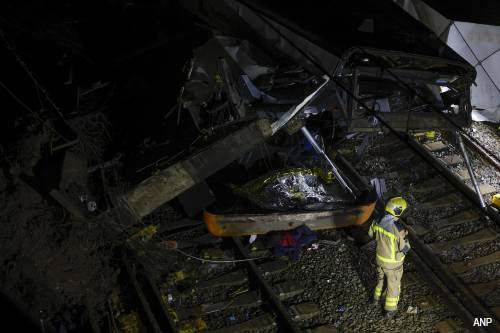transportonline's tweet image. Trein botst op omgevallen muur bij Barcelona: machinist overleden, 37 gewonden

Lees meer: transport-online.nl/114679/trein-b…

#Gelida #treinongeval #machinist #Spanje #Spain #trainaccident #transportnieuws #nieuws #news