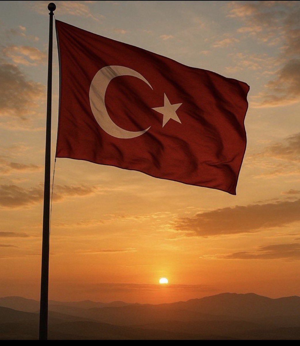 Samet_Kanat10's tweet photo. Diz çöksün önünde cihân-ı âlem,
Şanınla çok yaşa, göklerin sultanı!#BayrakNamustur #Türkbayrağı https://t.co/3SUSFTNujF