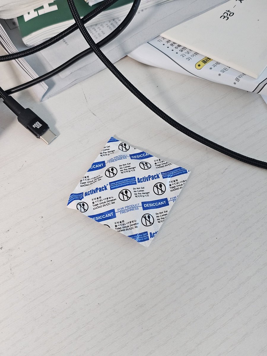 애 책상 치워줄때 마다 오해를 한다.
미안하다. 아빠가 너무 험하게 살았다.