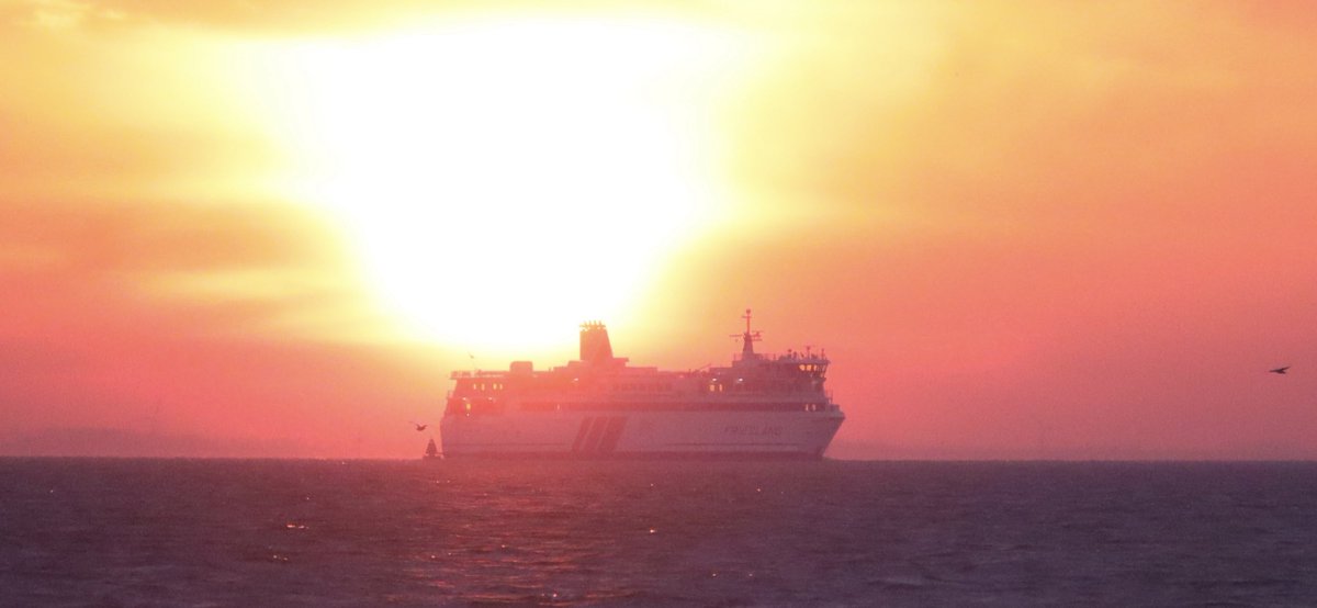 Veerboot Friesland in het ochtendgloren ⁦