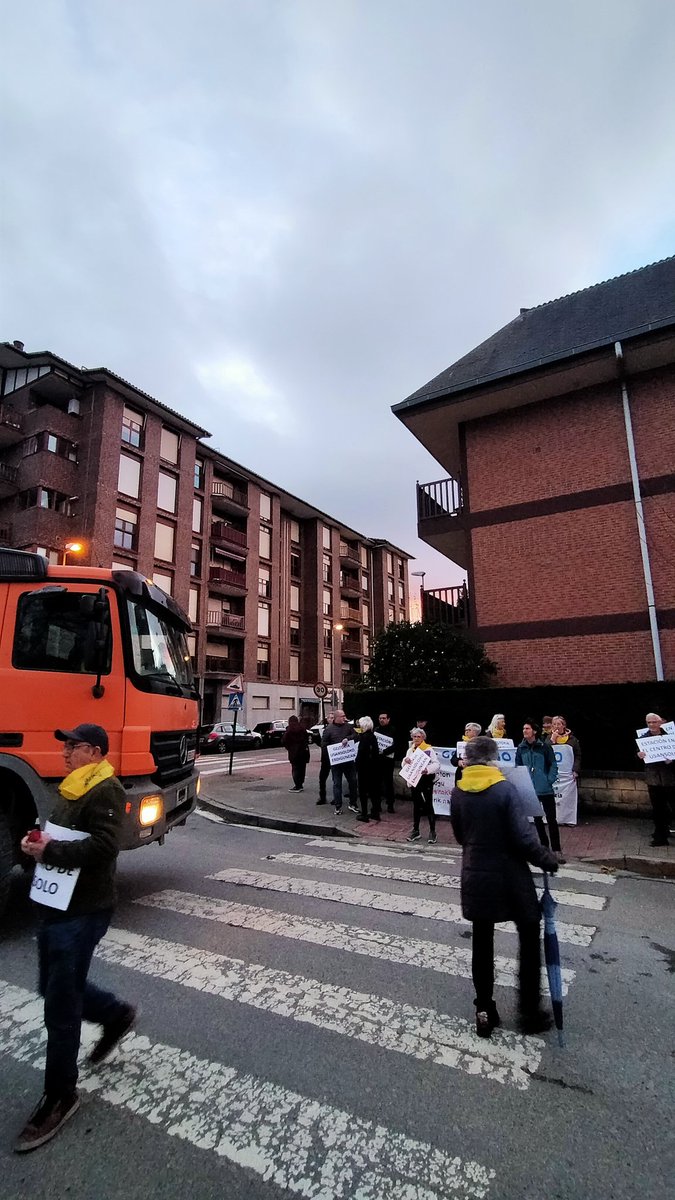 Usansolok kalean jarraitzen du! 
Geltokia erdigunean lortu arte! 
Lortuko dugu! 
#usansolo #geltokiaerdigunean #herria #erabakia  #lortuarte #lortukodugu <a href="/ehbildubizkaia/">EH Bildu Bizkaia</a> <a href="/ehbilduusansolo/">ehbilduusansolo</a> <a href="/eajpnvbizkaia/">EAJ-PNV Bizkaia</a> <a href="/UsansoloHerria/">Usansolo Herria</a> <a href="/PPBizkaia/">PP Bizkaia</a> <a href="/PSEBizkaia/">PSE-EE BIZKAIA</a> <a href="/ETS_RFV/">Euskal Trenbide Sarea - Red Ferroviaria Vasca</a> <a href="/PodemosBizkaia/">Ahal Dugu BIZKAIA</a> <a href="/deia_eus/">DEIA</a>