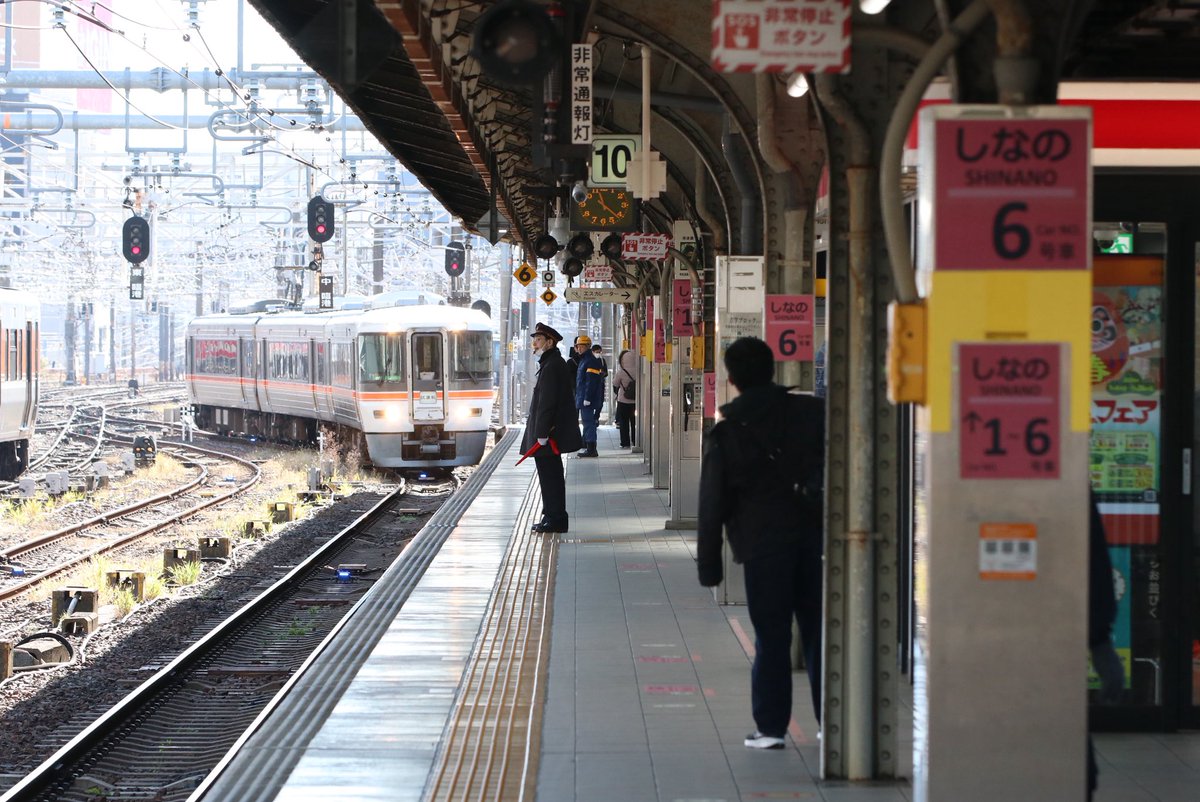 Ozaaaa_313's tweet image. 名古屋駅の”ホーム立哨と 出発指示合図 “がまもなく廃止。

ドア閉前、ホームに響くブザーの長音一声や、列車を送り出す駅員さんの姿が好きでした。
全国的にも珍しい、名駅ならではの光景。もう見られないと思うと、やっぱり寂しいです。