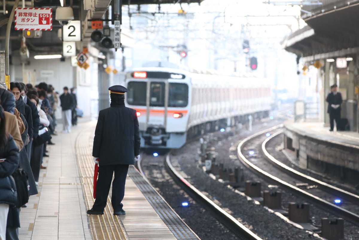 Ozaaaa_313's tweet image. 名古屋駅の”ホーム立哨と 出発指示合図 “がまもなく廃止。

ドア閉前、ホームに響くブザーの長音一声や、列車を送り出す駅員さんの姿が好きでした。
全国的にも珍しい、名駅ならではの光景。もう見られないと思うと、やっぱり寂しいです。