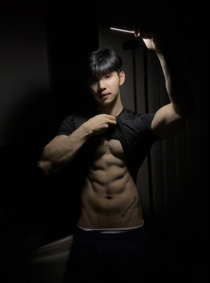 henghen17615651's tweet photo. Idol 😂 ក្ដដូចគ្នាខ្លាំងណាស់ក្ដដូចបងមួយដែលជាកីឡាកផងទាត់បាល់ផង តារាផង គ្រូបង្ហាត់ប្រាណផង។ ក្ដដូចគ្នាខ្លាំងណាស់ 🙏🥰🥵💵 https://t.co/Jr6XOpferu