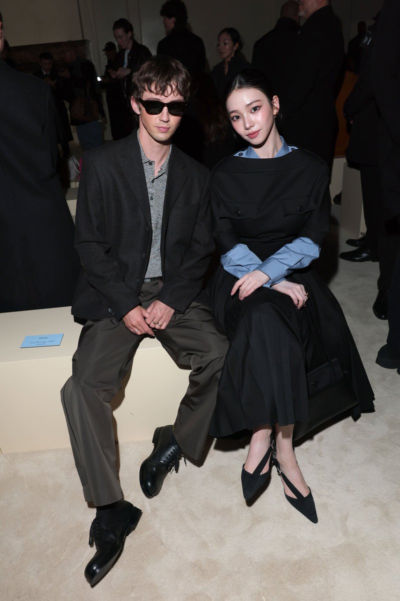 mintmag_th's tweet image. เฟรมทรงพลัง! ส่งภาพ #KARINA Prada Ambassador แช๊ะเฟรมร่วมกันกับ Louis Patridge อีกหนึ่งแบรนด์แอมบาสเดอร์และ Troye Sivan ณ งานแฟชั่นโชว์ #PRADAFW26 ที่จัดขึ้นในช่วงที่ผ่านมา ณ มิลานแฟชั่นวีค 💚

#PRADA 
#KarinaxPrada 
#MintNews