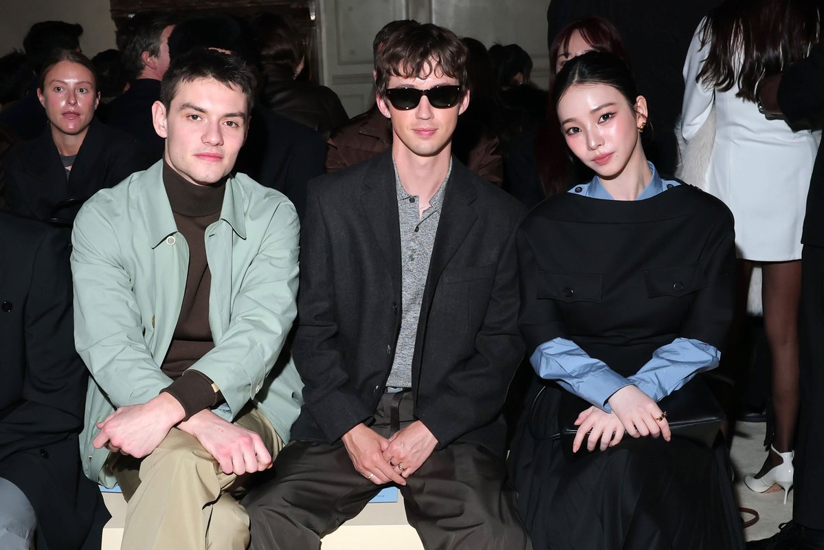 mintmag_th's tweet image. เฟรมทรงพลัง! ส่งภาพ #KARINA Prada Ambassador แช๊ะเฟรมร่วมกันกับ Louis Patridge อีกหนึ่งแบรนด์แอมบาสเดอร์และ Troye Sivan ณ งานแฟชั่นโชว์ #PRADAFW26 ที่จัดขึ้นในช่วงที่ผ่านมา ณ มิลานแฟชั่นวีค 💚

#PRADA 
#KarinaxPrada 
#MintNews