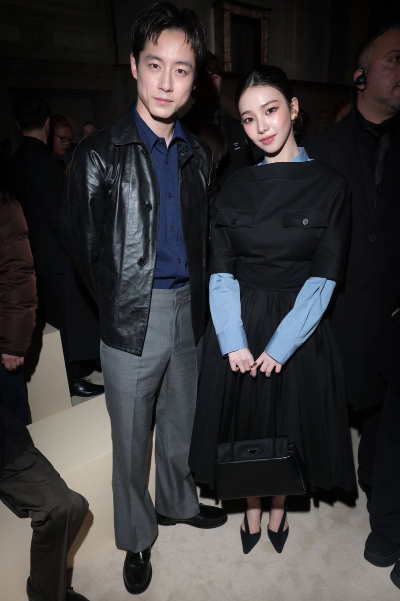 mintmag_th's tweet image. เฟรมทรงพลัง! ส่งภาพ #KARINA Prada Ambassador แช๊ะเฟรมร่วมกันกับ Louis Patridge อีกหนึ่งแบรนด์แอมบาสเดอร์และ Troye Sivan ณ งานแฟชั่นโชว์ #PRADAFW26 ที่จัดขึ้นในช่วงที่ผ่านมา ณ มิลานแฟชั่นวีค 💚

#PRADA 
#KarinaxPrada 
#MintNews