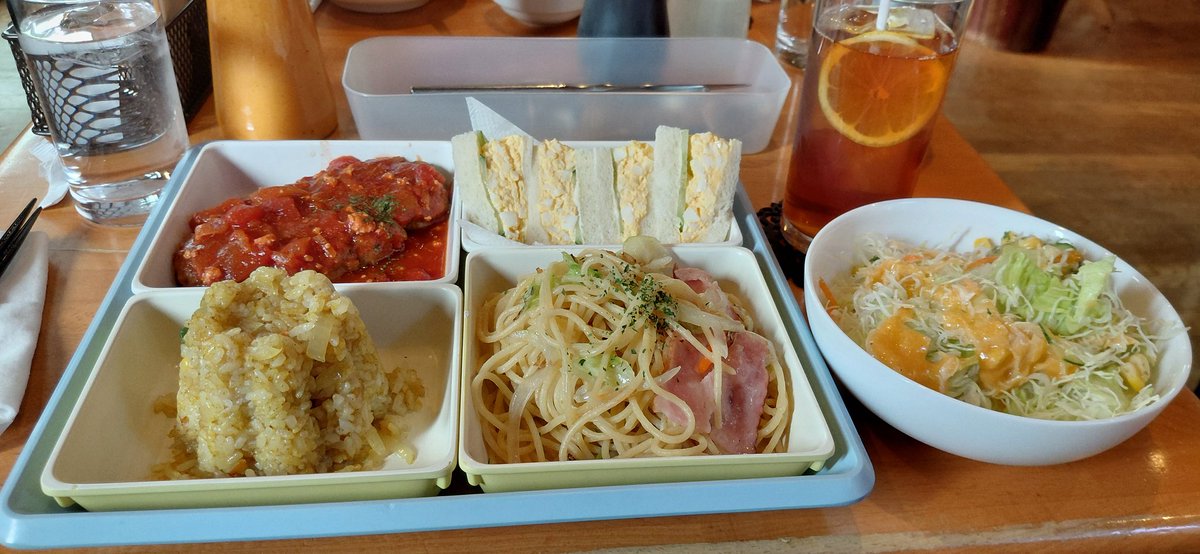 jsbbluems's tweet image. ランチへ🍴
色々セット（メニューの中から1種類選べる）
ピラフはカレー、パスタは塩味、サンドイッチは卵、ハンバーグはトマト煮込み
この後デザートも食べに行く予定だったのでサンドイッチは持ち帰り🥪
ケーキも美味しかった😋
月曜に運動してきたけどこれでまたプラマイゼロ🤣