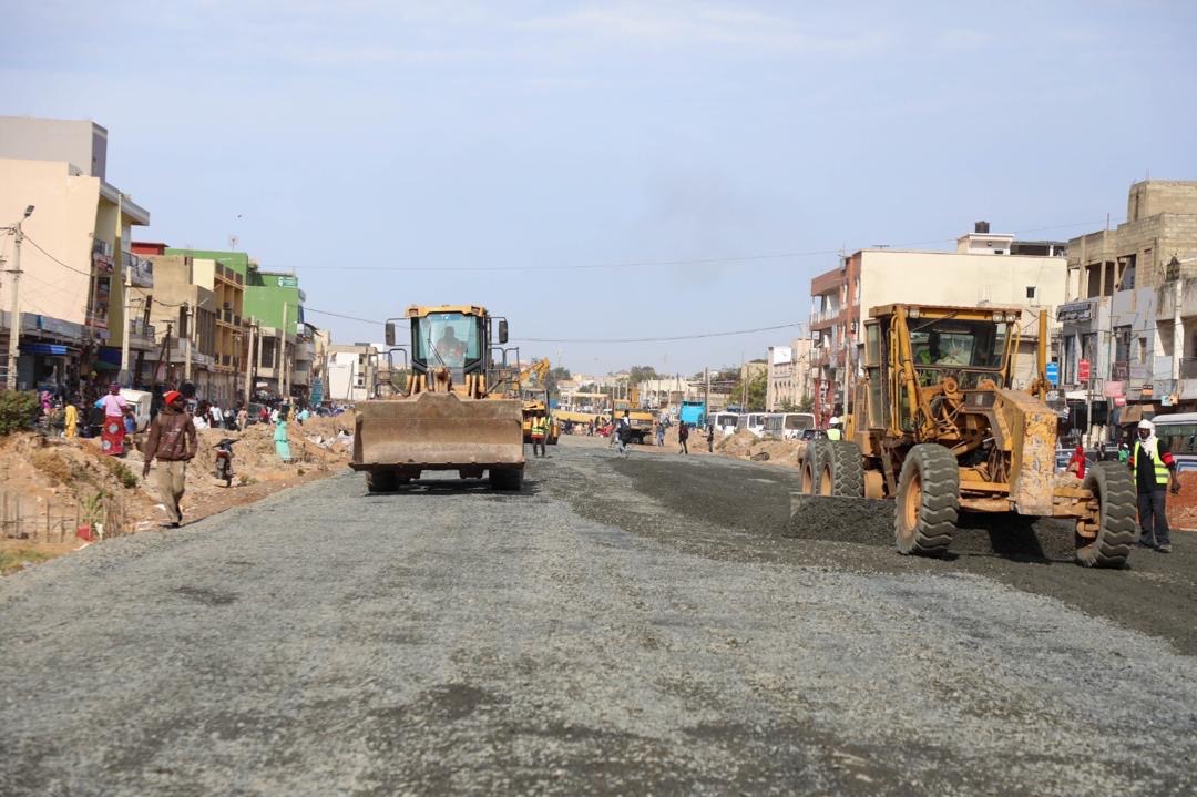 Promovilles_SN's tweet photo. À ce jour, les équipes du PROMOVILLES et celle de la Banque Islamique de Développement (BID) ont effectué une visite conjointe d’inspection des travaux de Rufisque, notamment, le boulevard Maurice Gueye et le Canal de l’Ouest des chantiers de Rufisque https://t.co/hVtWKV3enu