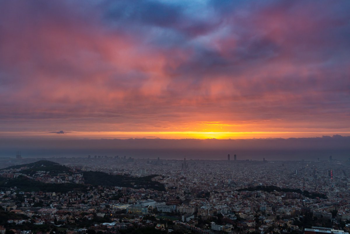 alfons_pc's tweet photo. #stratocumulus #virga en #Barcelona #obsFabra 21/01 @meteocat @AEMET_Cat @ARAmeteo @ACOMmeteo @acam_cat @ame_asociacion @CloudAppSoc https://t.co/sSyEG59L3J