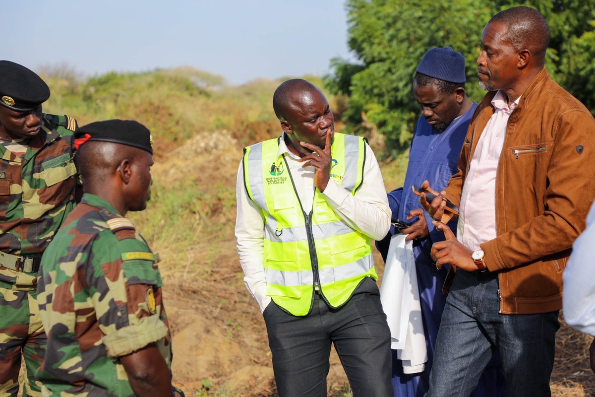 Promovilles_SN's tweet photo. Dans le cadre des travaux de voiries du PROMOVILLES sur l’axe Station Shell- base marine française-Jaxaay, le Coordonnateur National, Monsieur Serigne NDIAYE a participé à une visite conjointe d’inspection pour l’aménagement des bassins pouvant servir d’exutoire des eaux drainées https://t.co/XqljicIdgD