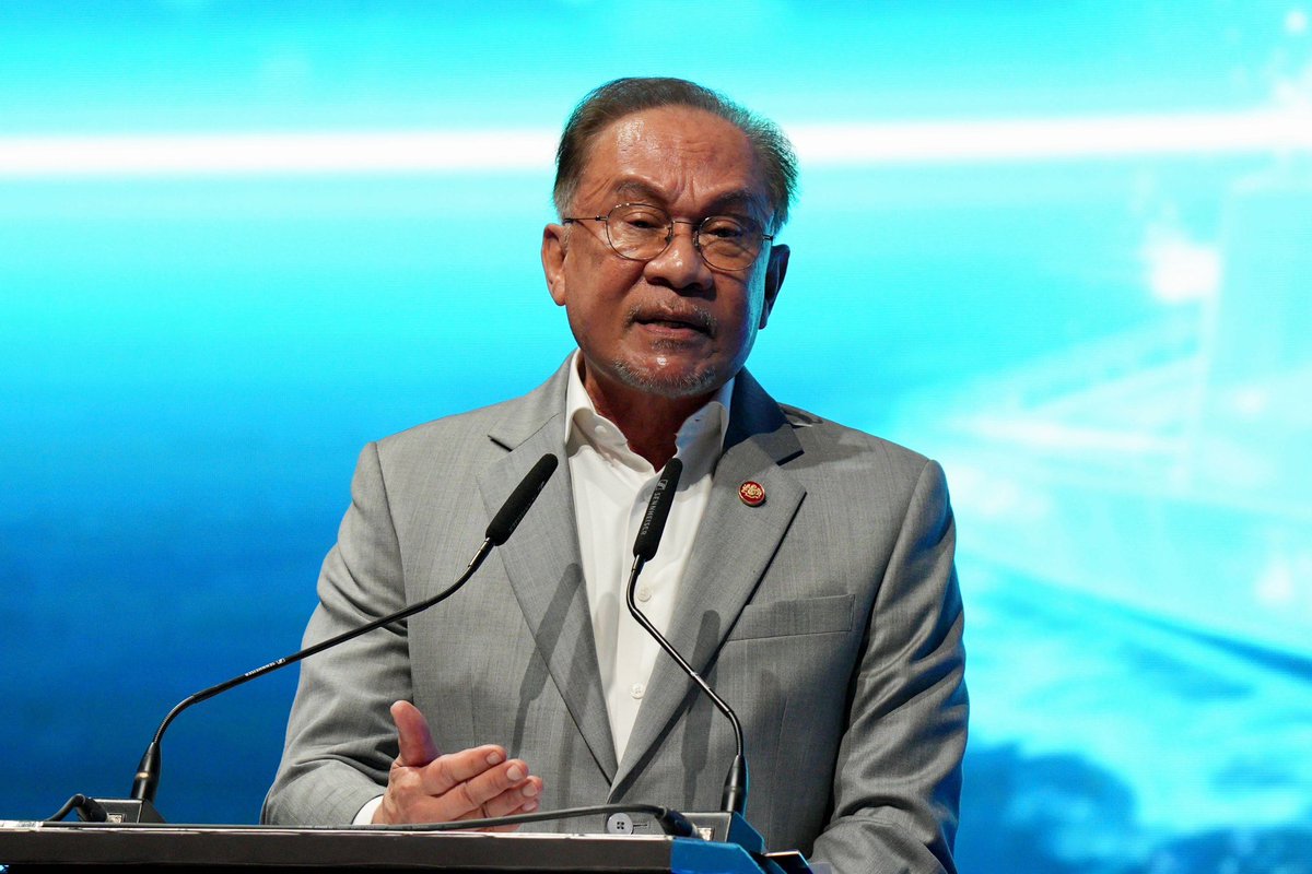 KhaledNordin's tweet photo. Satu hari yang cukup bersejarah untuk pertahanan negara. Dasar Industri Pertahanan Negara (DIPN) diluncurkan oleh YAB Perdana Menteri, Dato’ Seri Anwar Ibrahim, sebagai isyarat jelas komitmen Kerajaan MADANI untuk membina industri pertahanan yang berdikari, berdaya tahan dan diyakini.

DIPN lahir daripada kesedaran bahawa keselamatan negara tidak boleh bergantung kepada pihak luar. Setiap peruntukan pertahanan mesti menjadi pemangkin kepada kekuatan industri tempatan dan jaminan kelangsungan rantaian bekalan negara.

Atas prinsip ini, sekurang-kurangnya 30% ‘local content’ ditetapkan dalam perolehan pertahanan, disokong pemerkasaan aktiviti penyelenggaraan, pembaikan, dan baik pulih (MRO), serta pemindahan teknologi yang benar-benar berimpak melalui Program Kerjasama Industri (ICP).

Melalui DIPN, penyelidikan dan pembangunan (R&D) dan inovasi dipacu secara lebih tersusun dengan kolaborasi strategik industri, termasuk pelancaran Portal Industri Pertahanan sebagai wadah padanan teknologi dan pembangunan keupayaan nasional.

Pelancaran hari ini turut membuka lembaran baharu dengan permulaan 7 Projek Pertahanan Nasional, merangkumi keupayaan satelit pertahanan, sistem laser, platform kenderaan darat nasional, MRO dan pembuatan sistem persenjataan, radar pasif, ‘loitering munition’ serta simulator pertahanan.

DIPN adalah pelaburan jangka panjang demi kedaulatan, keselamatan dan masa hadapan negara, ke arah pertahanan Malaysia yang lebih kukuh. Insya-Allah.

#khalednordinmindef
#MalaysiaMADANI
#DIPNMINDEF
#DasarIndustriPertahananNegara