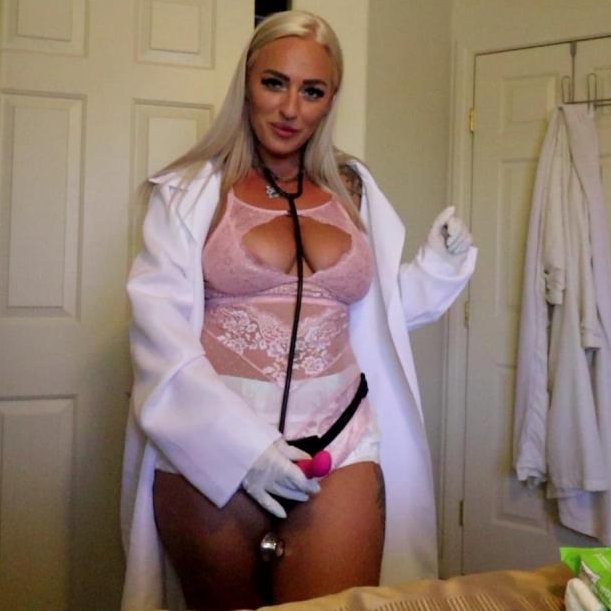 MEDFetishNEW's tweet photo. Back 2 #TweeXing! In honor of #AVN this week, let's promote and post the stars who have done #MEDFET scenes and will be in attendance this year!

First up is the stunning ELANA BUNNZ
@xxxEBUNNZ 
She's been a #Pegging Nurse for @diaperperv, a Doctor for @SwappzNetwork &amp; much more! https://t.co/y66s3K9kZU