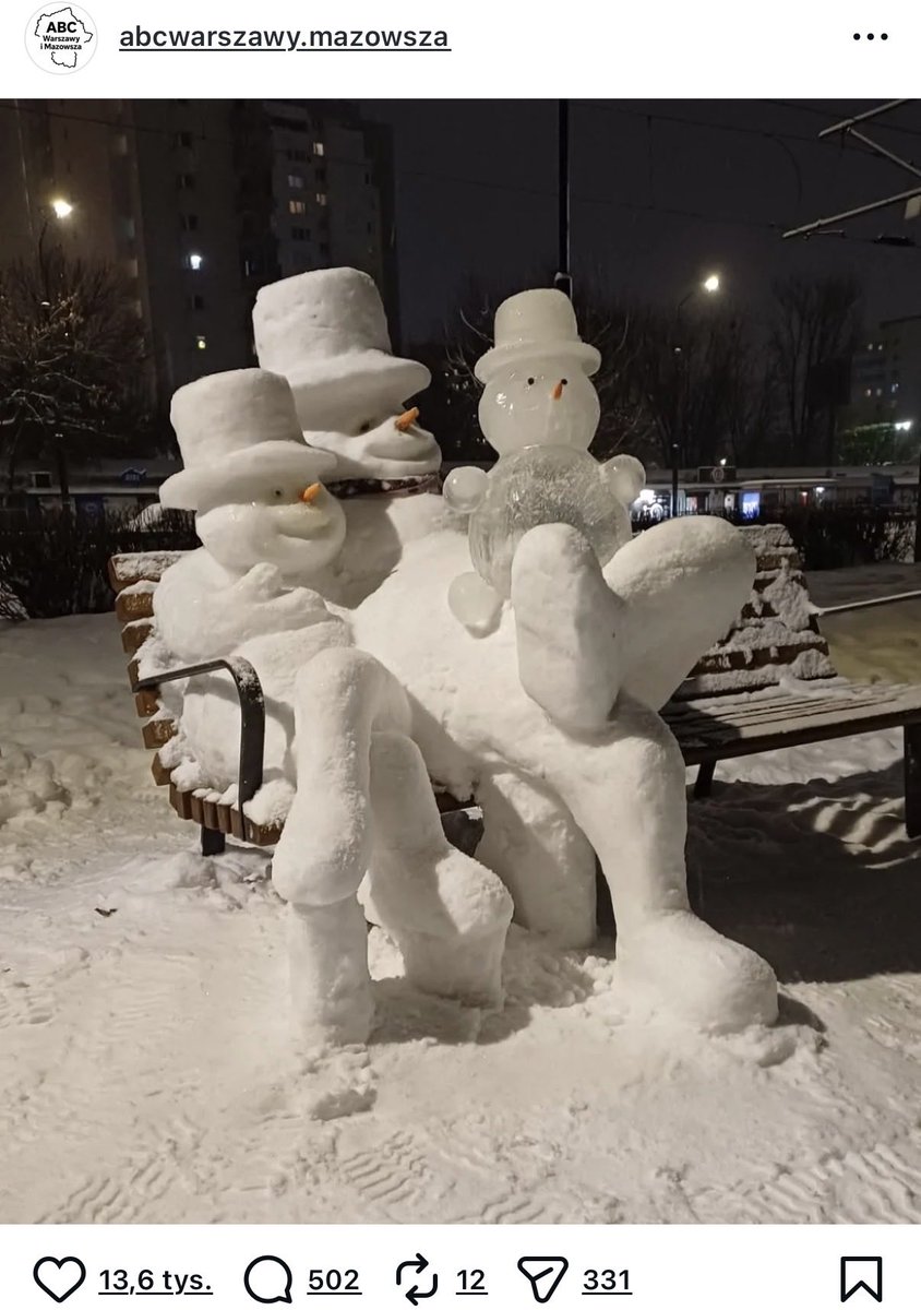 Kojarzycie #BałwankiMokotowskie?
Ktoś je stworzył, z czasem dokładano kolejne elementy, ludzie przychodzili tam, zrobić sobie zdjęcie.
A dziś w nocy jakiś frustrat je zniszczył i jeszcze nagrał film z demolki, który wrzucił w komentarzu na profilu FB ABC Warszawy. Smutne.