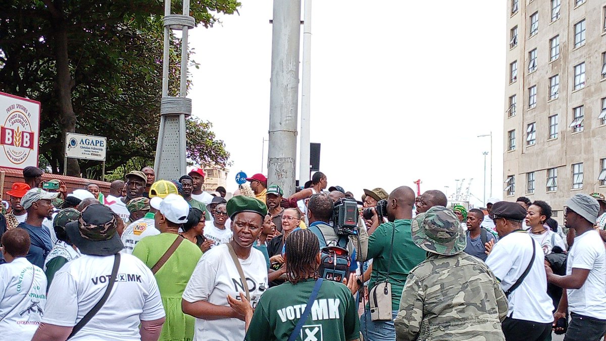 DailyNewsSA's tweet image. March and March members, Operation Dudula, and MK members protest outside Addington Primary School in support of prioritising South African children in school admissions over foreign citizens.

Pictures: Mthembeni Vuma 

#marchandmarch #illegallforeignnationals #OperationDudula