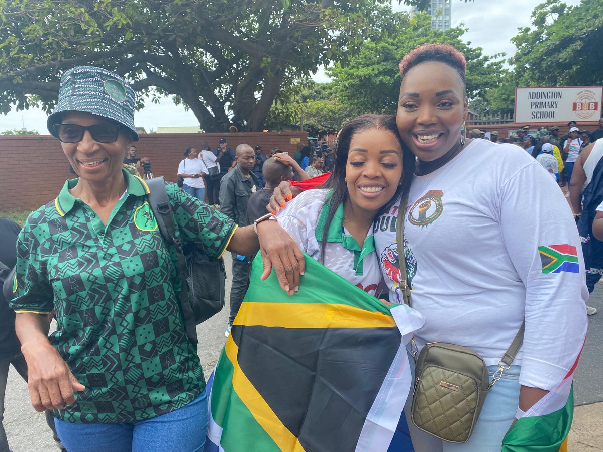 DailyNewsSA's tweet image. March and March members, Operation Dudula, and MK members protest outside Addington Primary School in support of prioritising South African children in school admissions over foreign citizens.

Pictures: Mthembeni Vuma 

#marchandmarch #illegallforeignnationals #OperationDudula