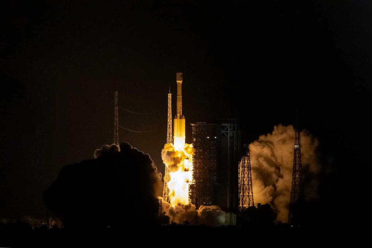 HainanToday's tweet image. Wenchang Space Launch Site, China’s first coastal space launch center, stands as a unique symbol of innovation. Surrounded by tropical scenery, it offers a rare view where cutting-edge aerospace technology rises from the seaside.#Hainan #WenchangSpaceLaunchSite #RocketLaunch