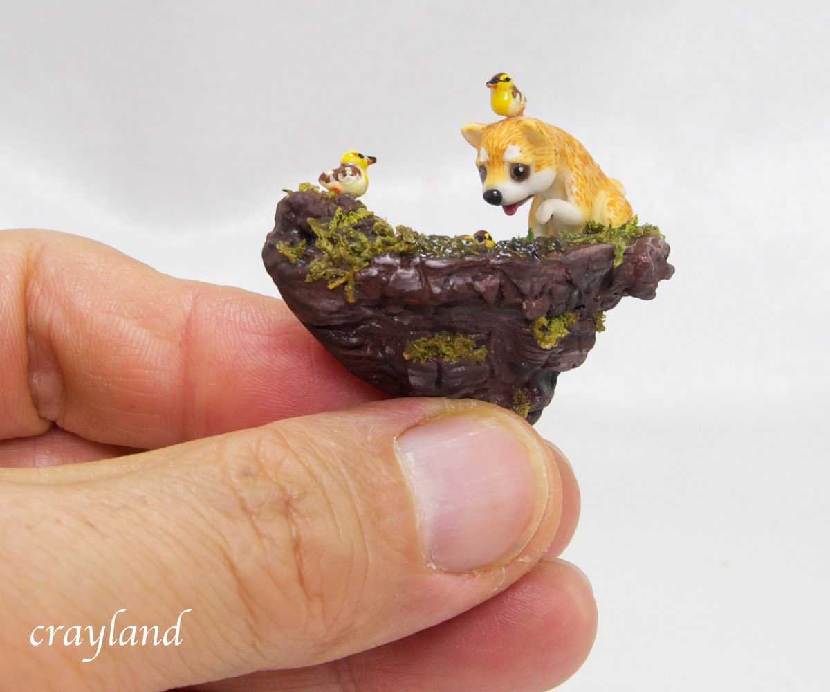仔犬の柴犬くんと、仲良しカルガモのヒナちゃん達のジオラマ・ブローチ作品です。
柴犬くんはお座りと、伏せの2パターンがあります。

#クレイアート　#粘土細工　#ハンドメイド　#ミニチュアジオラマ　#柴犬　
creema.jp/c/ysuna
minne.com/@nipring10