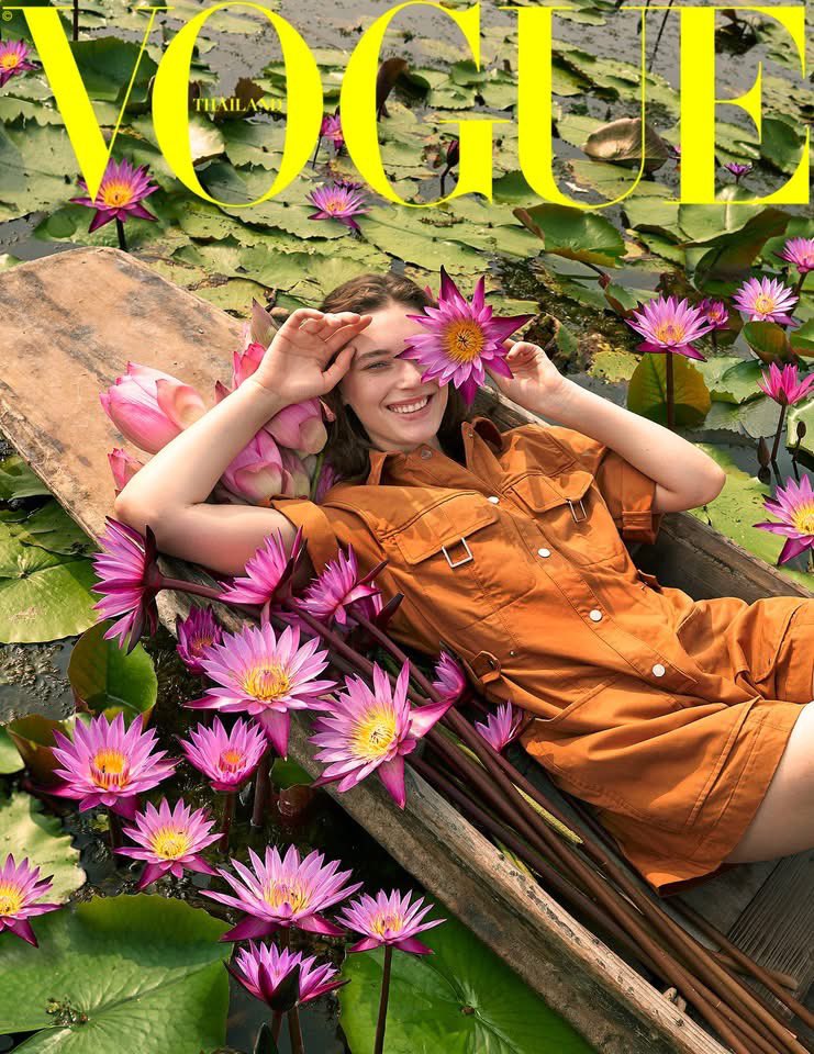 oohs00's tweet image. มาดูภาพนางแบบถ่ายคู่กับบัวแดงของ VOGUE ไทย ปี 2020 นางแบบคือ Ansley Gulielmi แต่โลเคชั่นไม่ใช่ที่อุดรนะ