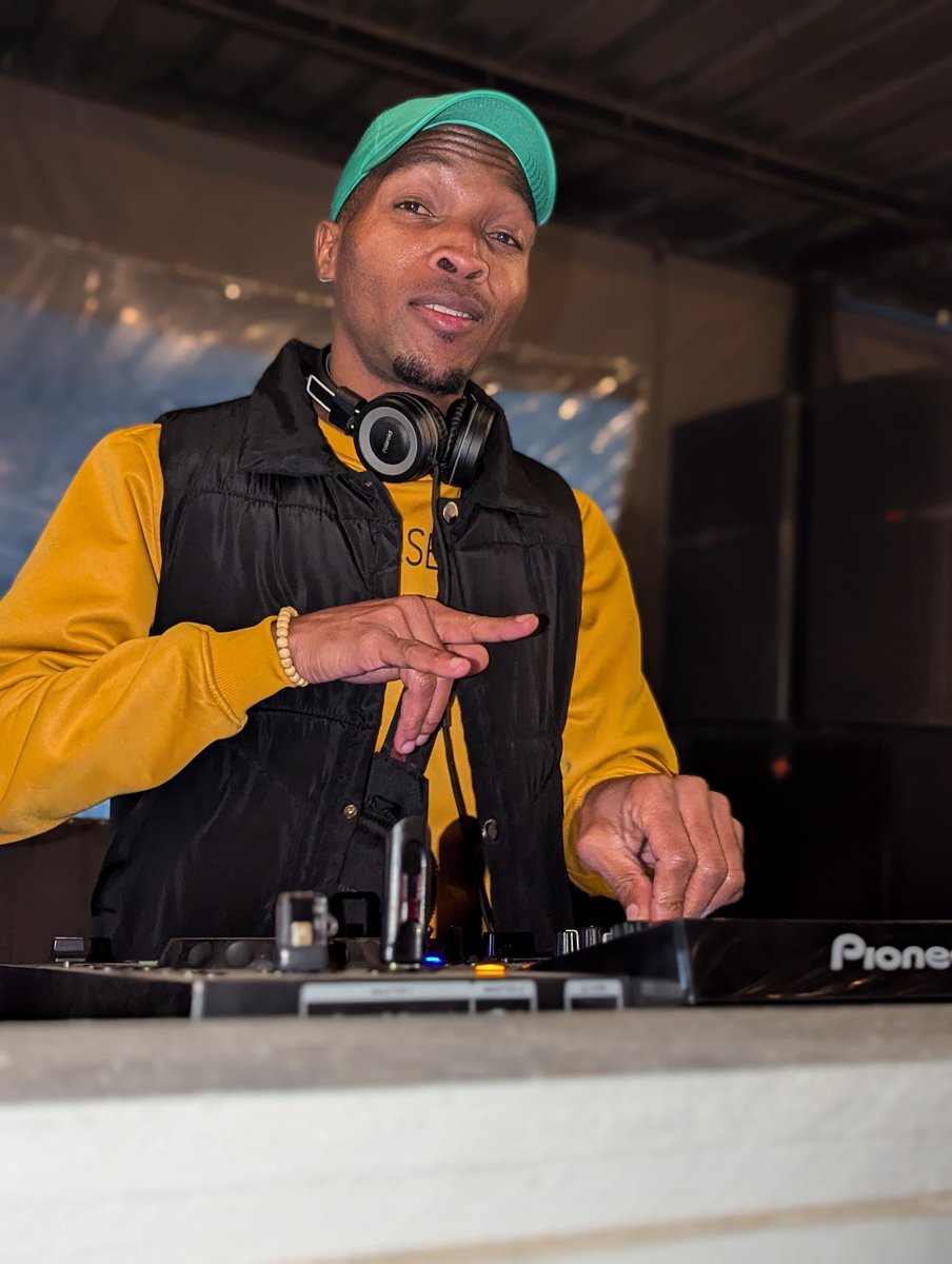 DjStrangerM's tweet photo. Dj Stranger 🎧🇿🇦 2026 let's make floors shake!

Genres..Amapiano, Afro Tech and Old House...
Anywhere in Gauteng..let's make the floor shake!
Clubs &amp; Lounges
Day Parties..Private Events &amp; Functions
Festivals &amp; More
DM me..WhatsApp 065 865 3881..or email loyasbuda214@gmail.com to https://t.co/m4fVcBMceD