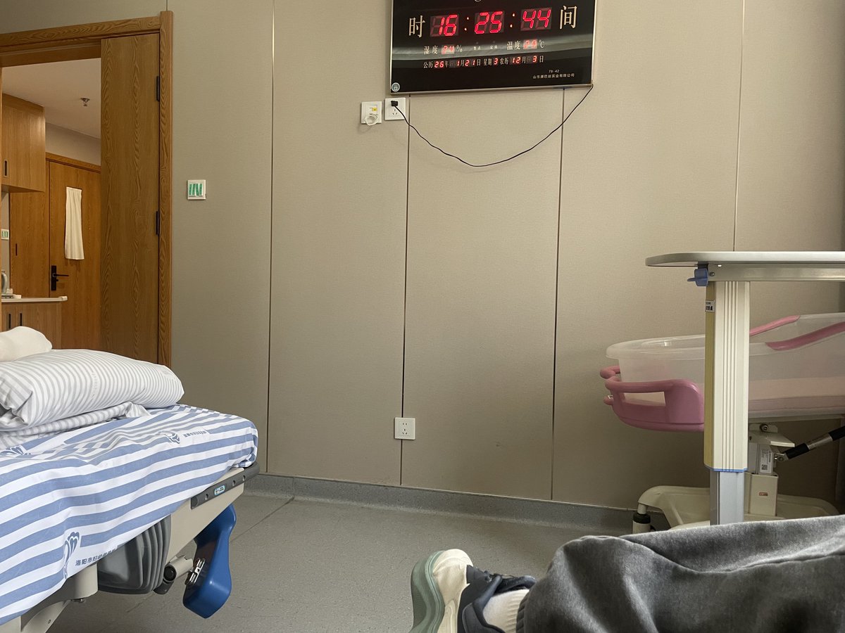 40周+3，依然没发动，上午照旧一周来一次医院体检，
排号排了一小时，主任说没事等孩子发动就行，我俩说主要担心太大了，别到最后还是顺转刨，还不如早点刨了，

主任安慰说没事，腹围不过350都随便顺出来，查完胎心又排队去做了b超单，

出来b超单子，我看了一下358愣了，