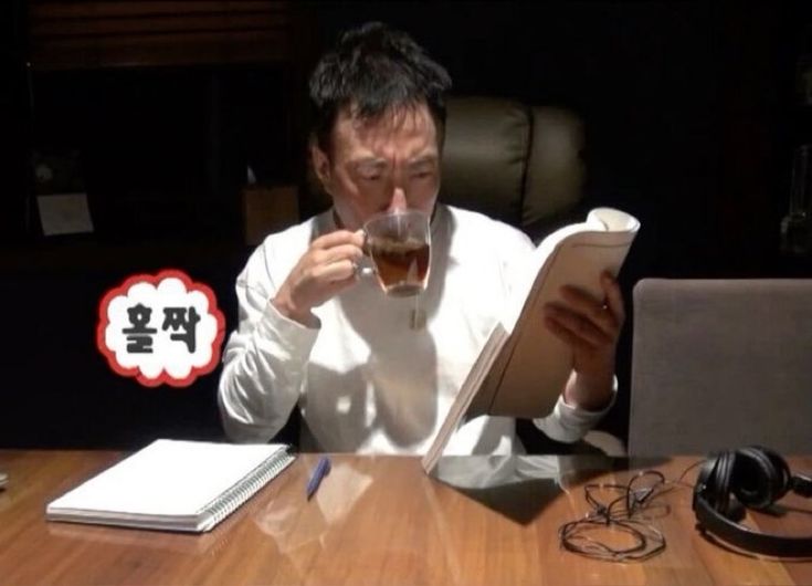 solzvb's tweet image. 이사진 완즈히 제추구미
나무색 책상, 회장님 의자, 컵에 마실 것, 어두운 조명, 건들지말라 인상파 표정까지..완벽