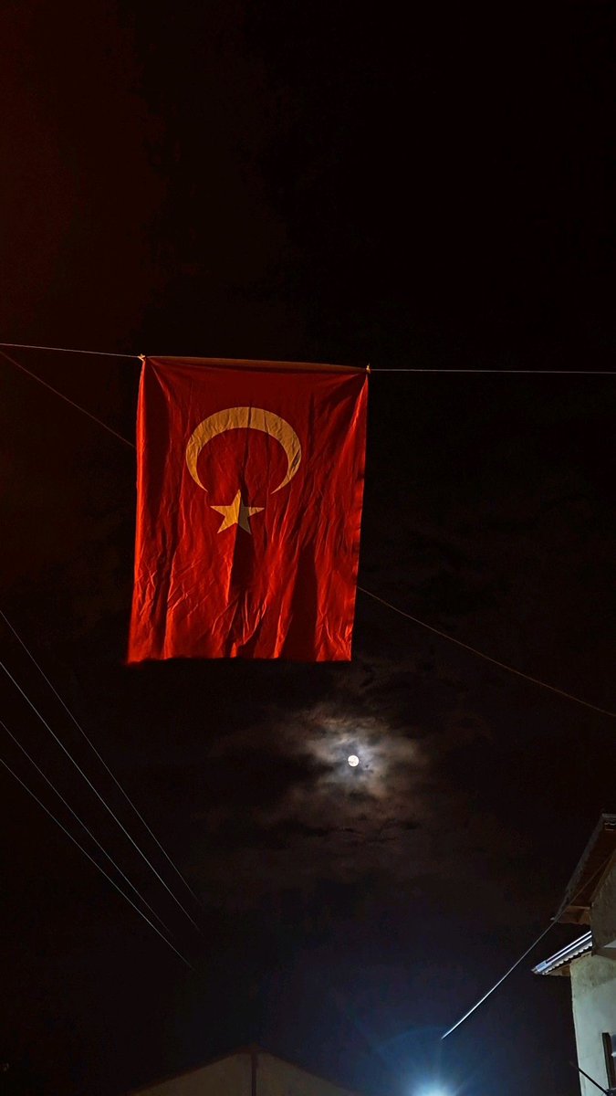 Nerden bilsin kıymetini,
Soysuz sopsuz bayraksızlar! #TürkBayrağı