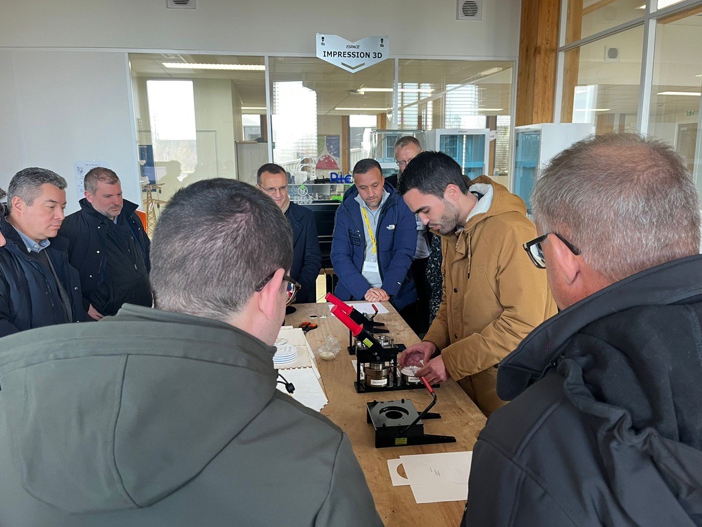 Nous sommes heureux d'avoir accueilli une délégation du groupe <a href="/VINCI/">VINCI</a> au sein de notre #CampusTransfoRTE au programme :
➡️Échanges avec l’Académie RTE,
➡️Visite immersive des espaces emblématiques du Campus.
Une rencontre inspirante au service de la transformation des métiers🤝✨