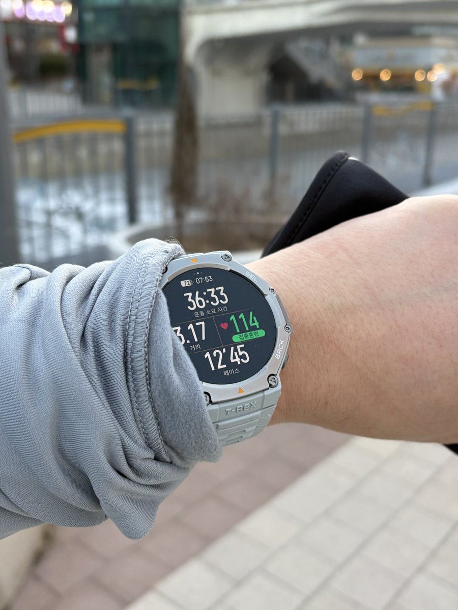 7goodmemory's tweet image. 술을 마시며 얻은 것  
1. 비만  
2. 고혈압, 당뇨, 고지혈증  
3. 다툼  

어제 퇴근 후 올해 첫 술자리를 했습니다.  

저는 이직을 하며 술을 마시기 시작했어요.  
“다 먹고 살라고 하는 짓이다”라며 스스로 위로하며 밤늦게 술 마시고 영업하고 실적을 만들었죠.  

그런데 어느 순간 제게 남는…