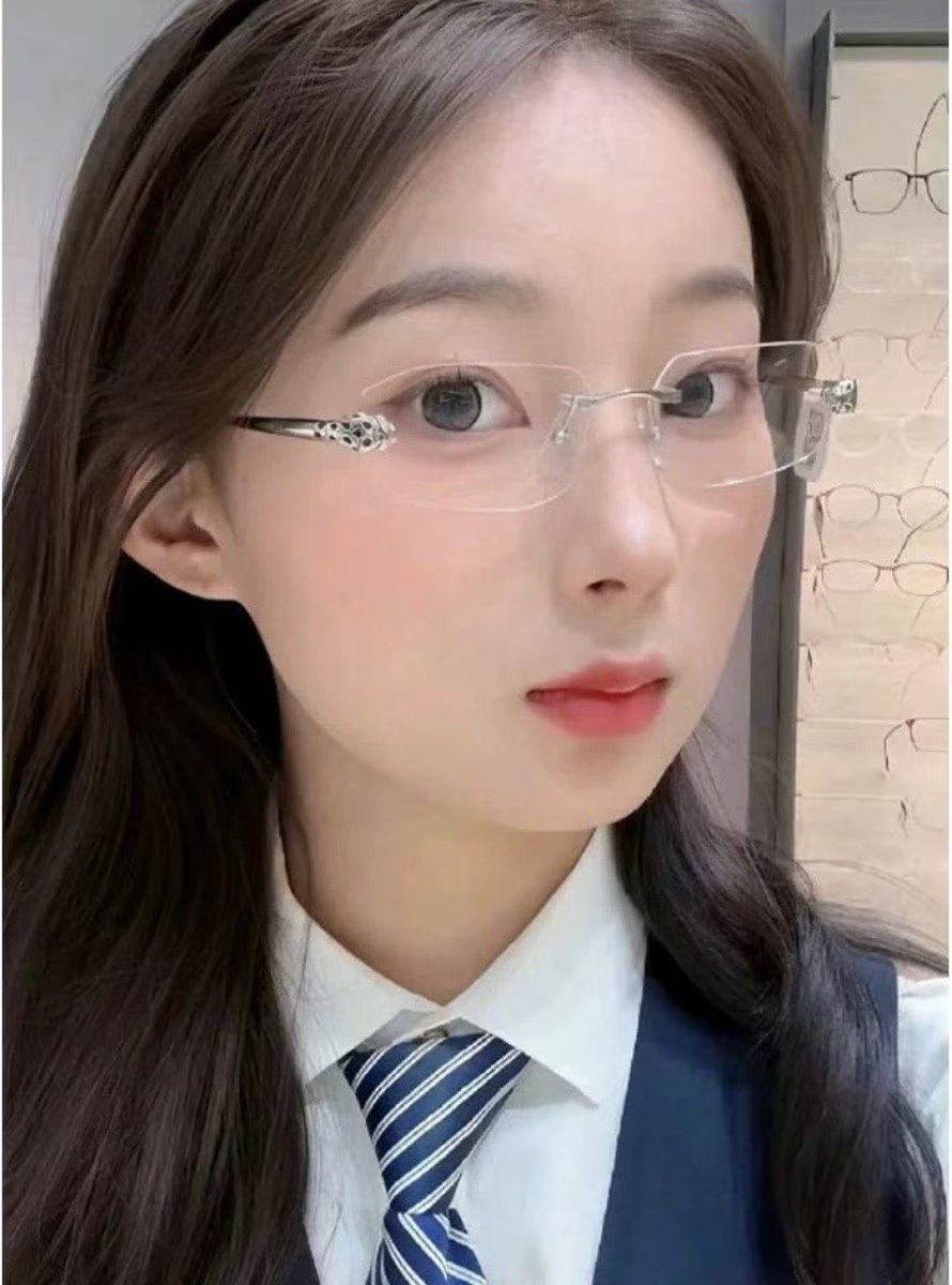 justjack2032084's tweet photo. 新品！Cartier 卡地亚 男女款眼镜框 金属材质 完美质感 18k金电镀工艺 不易掉色 真正原版
size：55-18-140总宽145框高33 https://t.co/2mvF60kW6f
