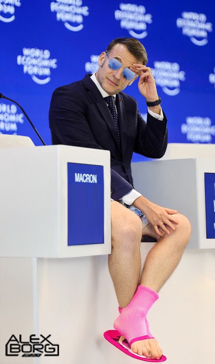 luckasdelille59's tweet image. À Davos Poubellos, pendant que les puissants s'échangent des poignées de main à 12 000 € la Rolex, le Macronard déboule en Taupe GUN. Lunettes miroir, torse gonflé comme un pigeon en rut, démarche de héros d’un film de propagande moldave. Le regard vide façon aquarium à poisson…