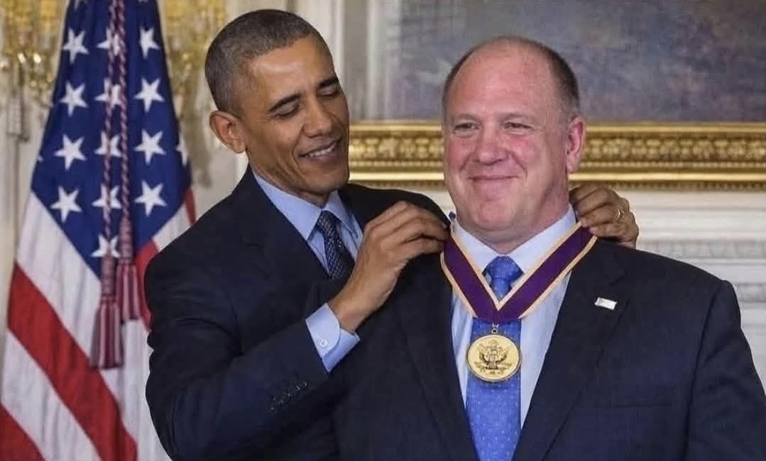 Trump_Fact_News's tweet image. 🚨🇺🇸 ALERTE INFO : Le chef de l’ICE Tom Homan décoré sous Obama pour 920 000 expulsions… puis traité de « nazi » sous Trump.

➡️ Même homme.
2012 (Obama) : 409 000 expulsions.
2025 (Trump) : 290 000 expulsions.
➡️ La différence ? Le récit des médias. (A)