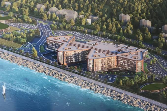 İnat kazandı, kamu kaynağı kaybetti!

Rize’de deniz doldurularak yapılan şehir hastanesi, bilime kulak tıkamanın pahalı faturasını ortaya koydu. 

Uzman uyarılarına rağmen sürdürülen proje, 2023’teki fırtınayla ağır hasar aldı. 

Sadece deniz dolgusunun onarımı için ayrılan