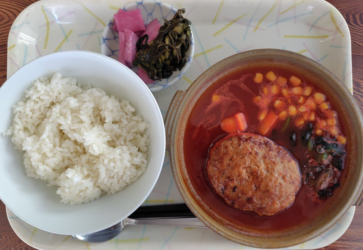 【煮込みハンバーグ定食】
受け取った時にスープがグツグツしてて…アツっ
トマトベースのスープ、めちゃ美味しい😆ハンバーグ大きい！
#やぶはら高原スキー場
#鉱泉ヒュッテ