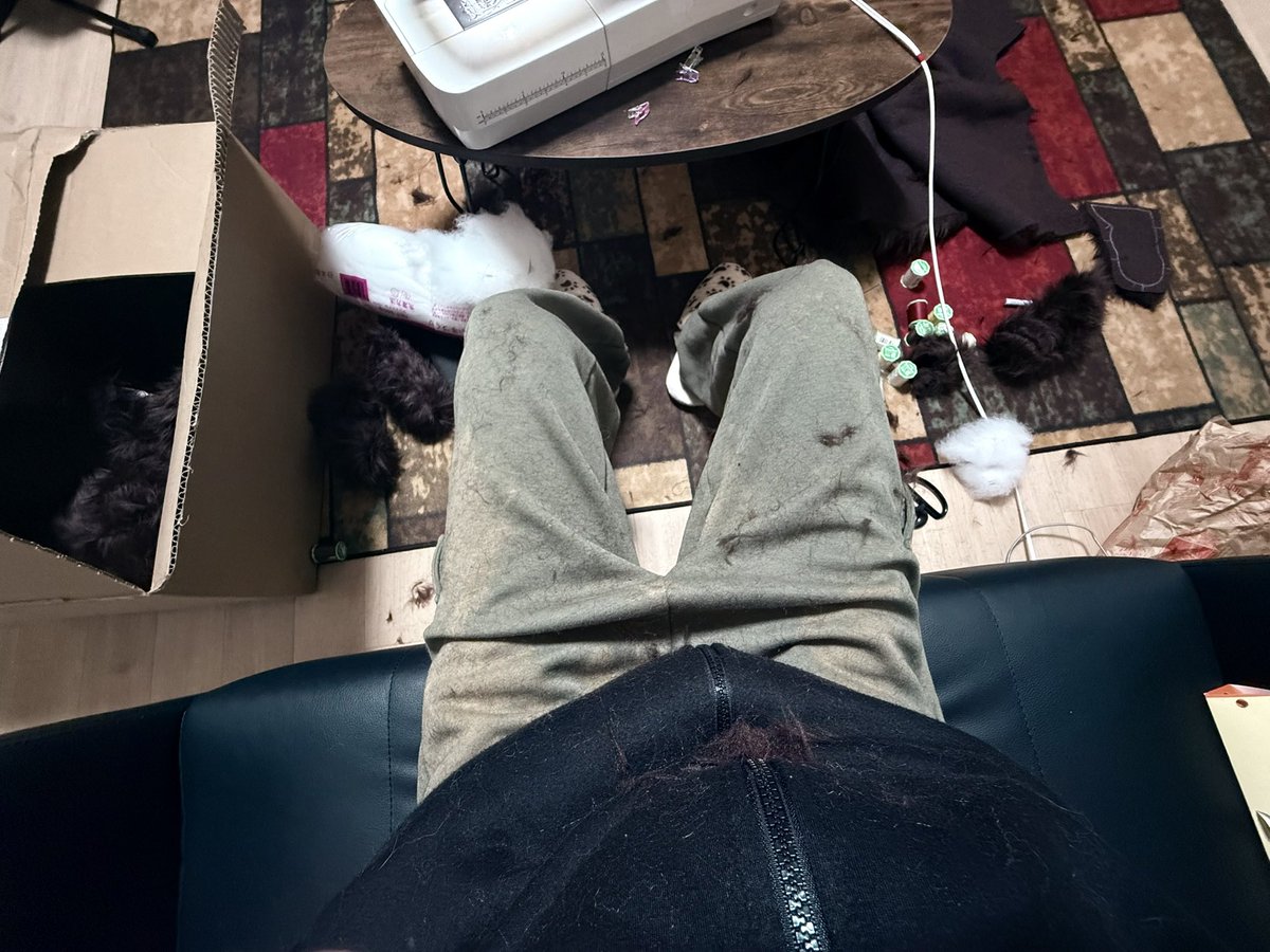 2体目完成ー！🧸

ぬいぐるみ夢中で作ってる時はめちゃ楽しいけど、終わってこの散らかり用に気づいた時の絶望感は半端ない…