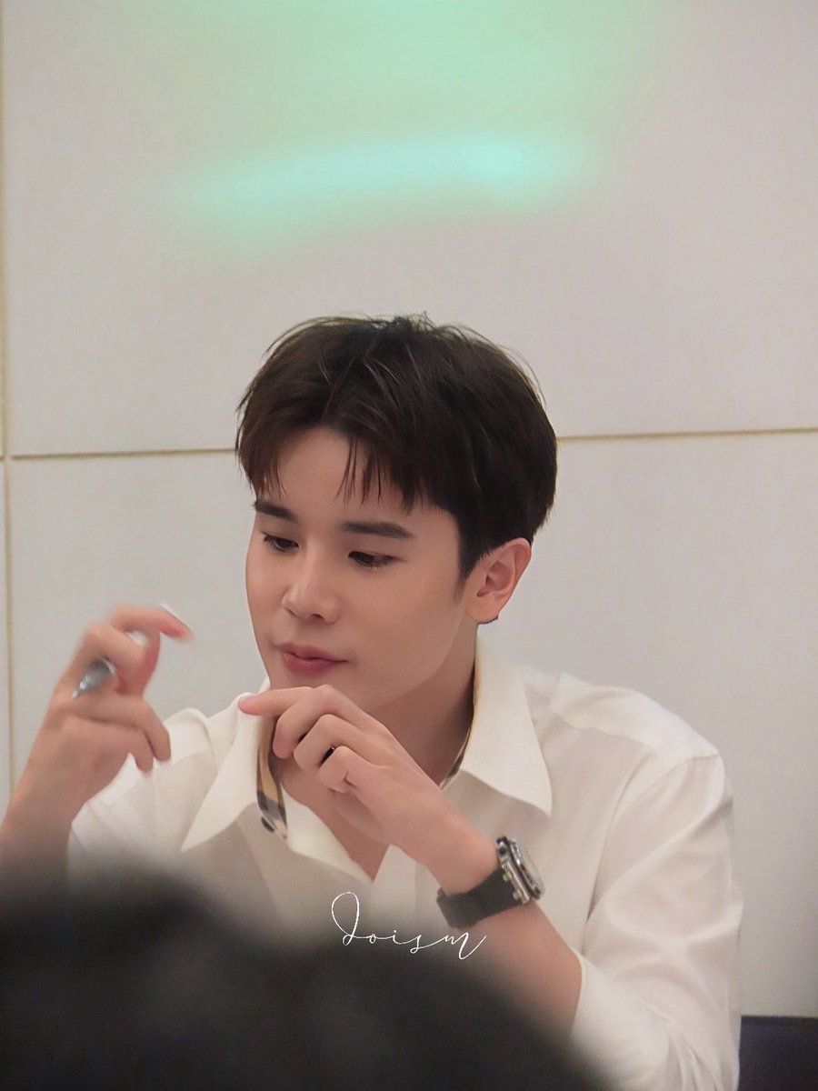 ppppbung_'s tweet image. จิมมี่แซวว่านั่งโต๊ะเหมือนจุดคัดกรองรอแหย่จมูกคนไข้เลย แล้วพอฮีนั่งไซน์ดันเหมือนหมอประจำจุดคัดกรองด้วยดิ 55555555555555555555555

JS NEXT JOURNEY BEGINS

#DREAMSCAPExJimmySea
#jimmyyjp