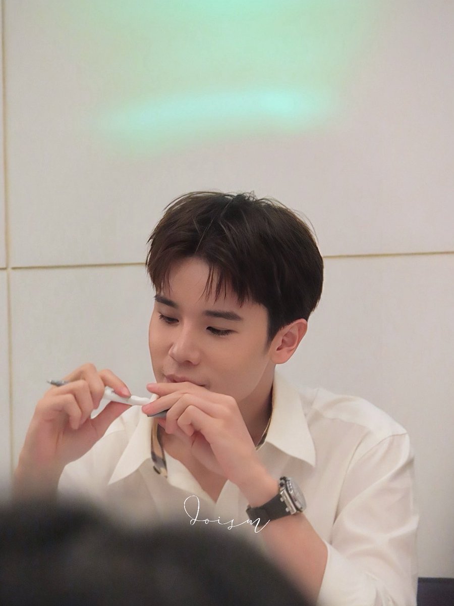 ppppbung_'s tweet image. จิมมี่แซวว่านั่งโต๊ะเหมือนจุดคัดกรองรอแหย่จมูกคนไข้เลย แล้วพอฮีนั่งไซน์ดันเหมือนหมอประจำจุดคัดกรองด้วยดิ 55555555555555555555555

JS NEXT JOURNEY BEGINS

#DREAMSCAPExJimmySea
#jimmyyjp