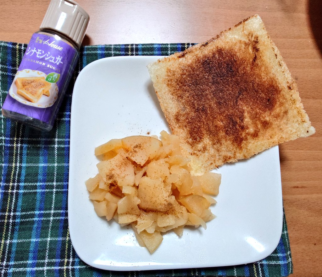 ①酸味が強くて小ぶりな選果落ちの林檎を煮る(砂糖・塩・バター風味