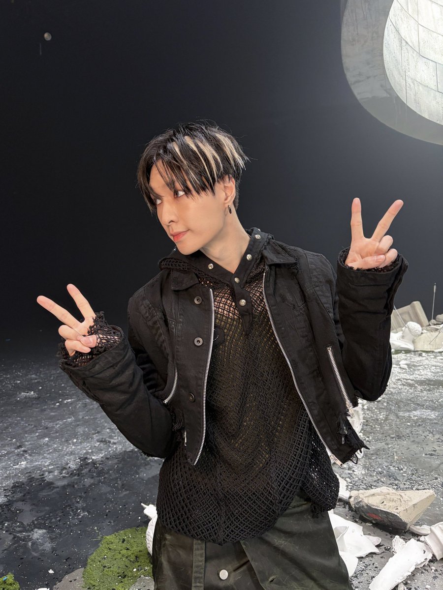 210126 EXO Crown MV behind photo | Lay #LAY #张艺兴 #레이 #YIXING