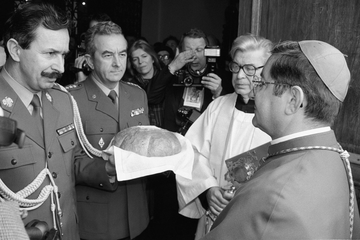 dziejepl's tweet image. Jan Paweł II dekretem z 21 stycznia 1991 r. przywrócił #ordynariat polowy #WP.
dzieje.pl/wiadomosci/jan…