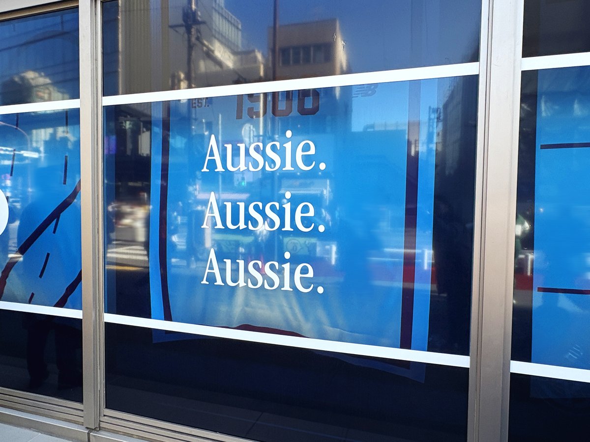 ニューバランス 原宿の店頭ガラス面が青色に🟦 NBは2024年からテニス4