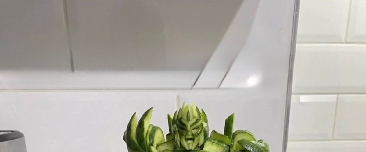 olurunbu's tweet photo. adam salatalıktan megatron yapmış daha etkileyicisini az gördüm