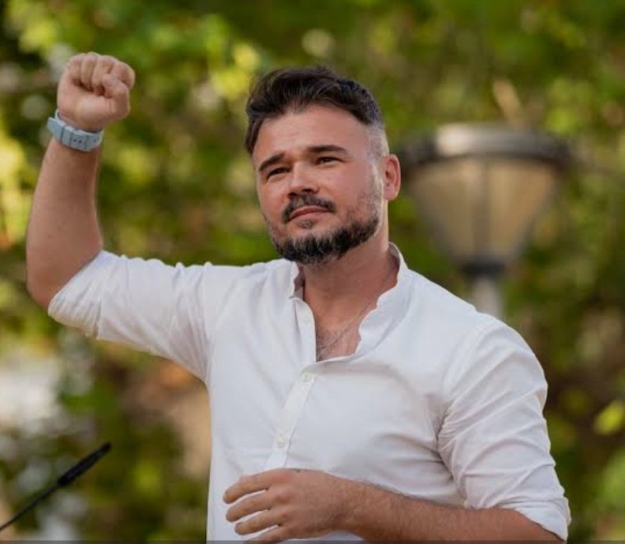 Jhoncrack_4's tweet image. Mientras la gente se ahogaba en Valencia, este cateto votaba para asaltar TVE.
¡Eres un buitre con filtro ideológico  Rufián!. Sobrevuelas sobre tumbas frescas, insultas inteligencia ajena y llamas "anormal profundo" a quien pide coherencia.

Vete a dar lecciones a tu puta madre.