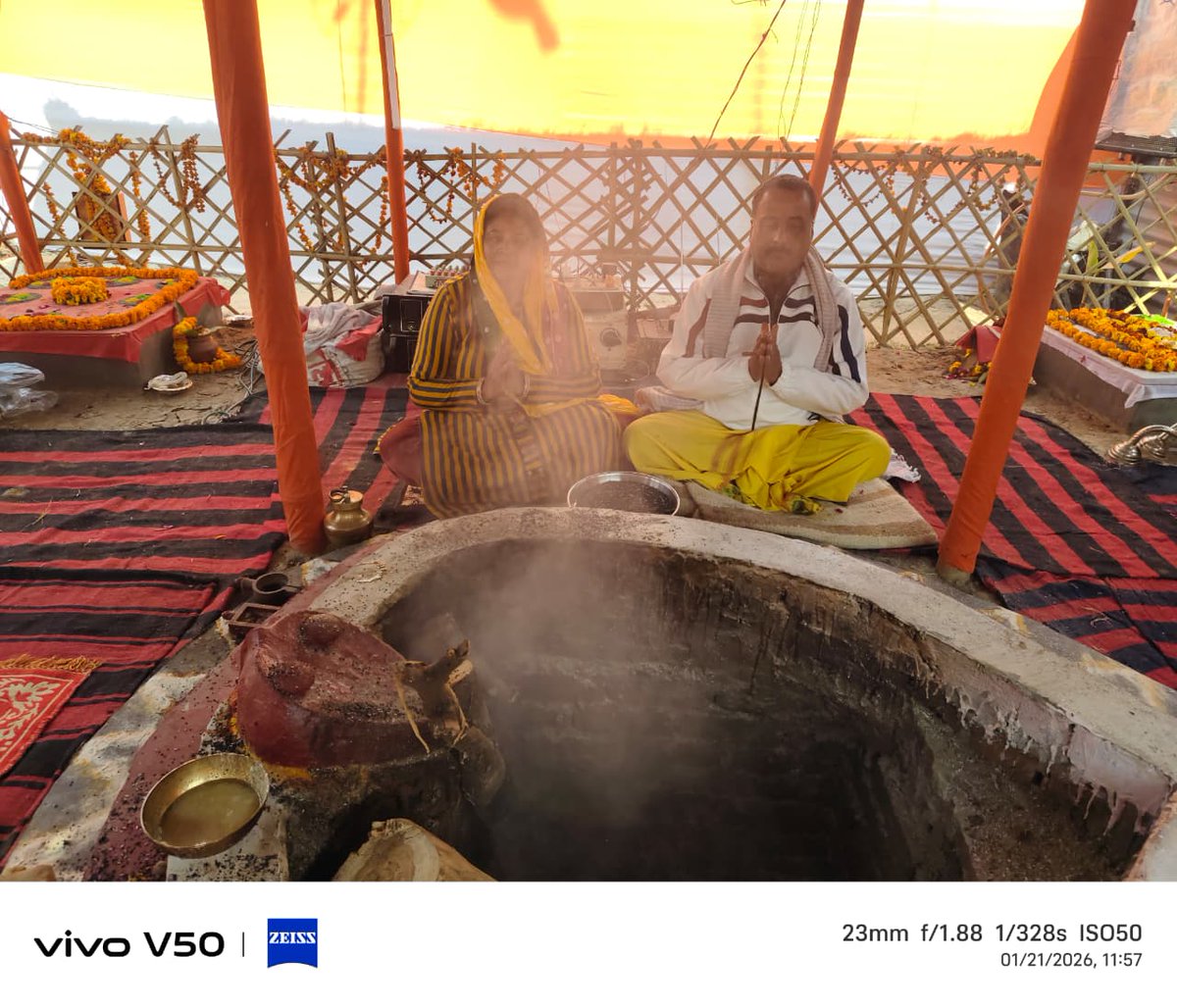 आज प्रयागराज के संगम तट पर सपरिवार स्नान कर पूजा अर्चना एवं हवन कर समस्त प्रदेशवासियों के लिए उत्तम स्वास्थ्य, खुशहाली जीवन एवं सुख-समृद्धि परिपूर्ण होने की कामना की।

#Prayagraj_Sangam 
<a href="/LJP4India/">Lok Janshakti Party (Ramvilas)</a> <a href="/iChiragPaswan/">युवा बिहारी चिराग पासवान</a> <a href="/ArunBhartiLJP/">Arun Bharti</a> <a href="/rajutiwari1997/">Raju Tiwari</a> <a href="/hulaspandeyljp/">Hulas pande</a>