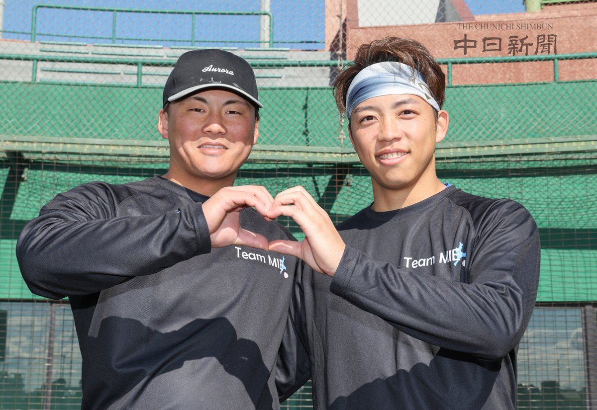 chunichiphoto's tweet photo. 【ドラゴンズ】自主トレでポーズをとる岡林選手と前川選手 #岡林勇希 #前川右京 #中日新聞 #中日スポーツ https://t.co/5DgcXa25xD