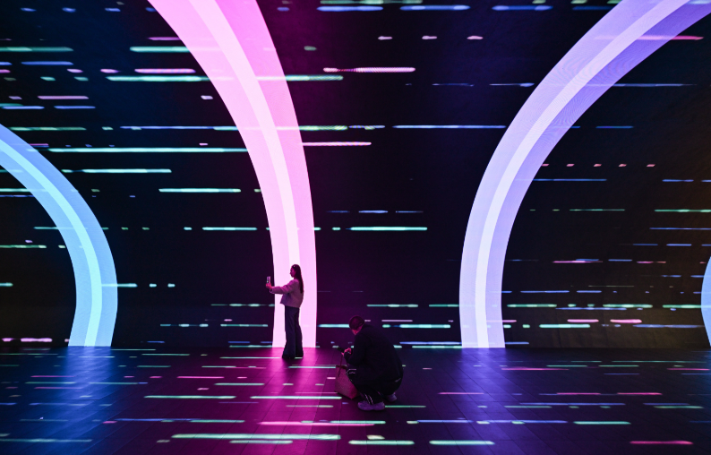 CQ_Liangjiang's tweet image. A must-visit spot 📍 in Yuzhong District, #Chongqing! 

LED screens 💡 wrap the shopping mall walkway 🛍️, setting the space aglow 🌟 with swirling “starry night” 🌌 patterns and flowing galaxies 🌠. #LightArt 

📷 Long Fan/Visual Chongqing