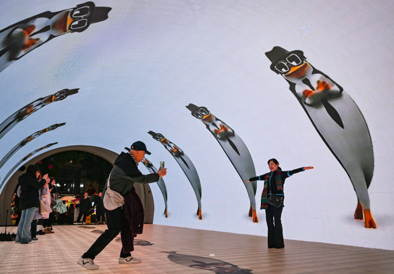CQ_Liangjiang's tweet image. A must-visit spot 📍 in Yuzhong District, #Chongqing! 

LED screens 💡 wrap the shopping mall walkway 🛍️, setting the space aglow 🌟 with swirling “starry night” 🌌 patterns and flowing galaxies 🌠. #LightArt 

📷 Long Fan/Visual Chongqing