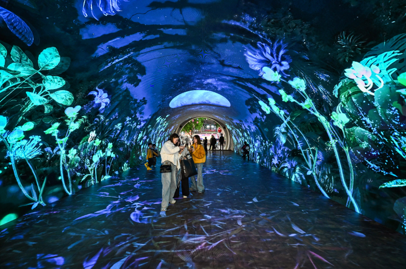 CQ_Liangjiang's tweet image. A must-visit spot 📍 in Yuzhong District, #Chongqing! 

LED screens 💡 wrap the shopping mall walkway 🛍️, setting the space aglow 🌟 with swirling “starry night” 🌌 patterns and flowing galaxies 🌠. #LightArt 

📷 Long Fan/Visual Chongqing