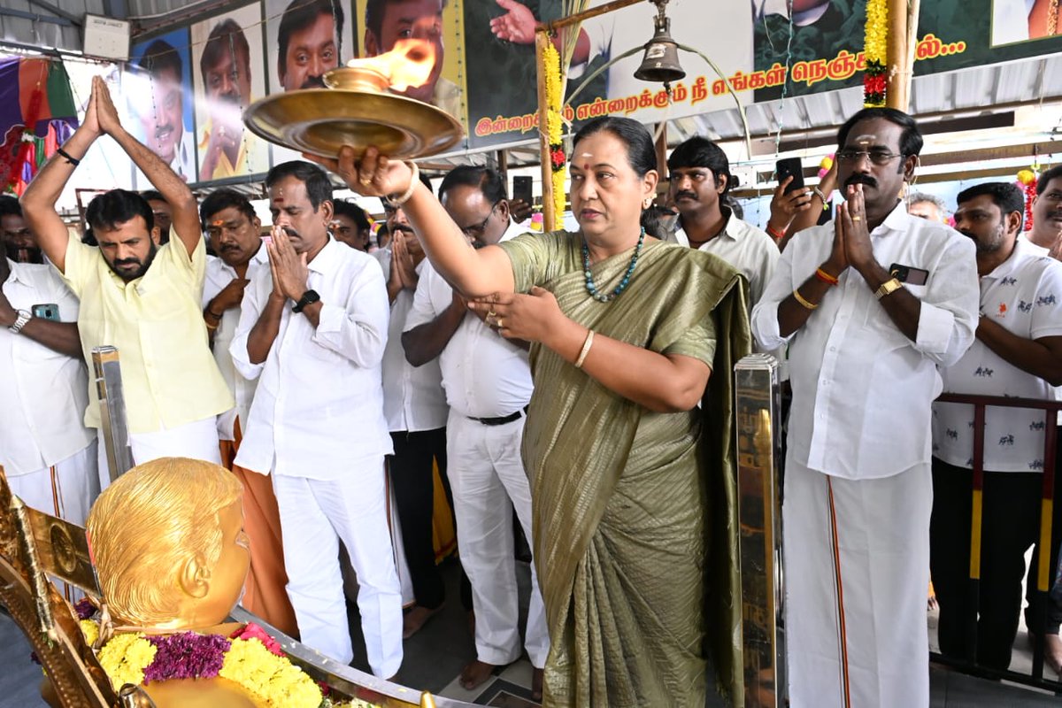 PremallathaDmdk's tweet photo. உண்மையைப் பேசத் தயங்காத நெஞ்சமும்,
மக்களை மறக்காத மனமும் கொண்ட
நேர்மையின் சின்னம் —
மாண்புமிகு கேப்டன் விஜயகாந்த் அவர்கள்.

கேப்டன் ஆலயத்தில் சிறப்பு பூஜை மற்றும் அன்னதானம்!

#captaianaalayam #captainvijayakanth https://t.co/GkfQUJ2YsA